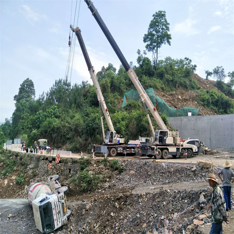 南京浦口汽车掉沟里叫吊车救援要多少钱